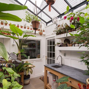 Esempio di un patio o portico tradizionale con pavimentazioni in pietra naturale e un tetto a sbalzo