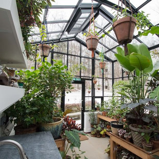 Immagine di un patio o portico tradizionale con pavimentazioni in pietra naturale e un tetto a sbalzo