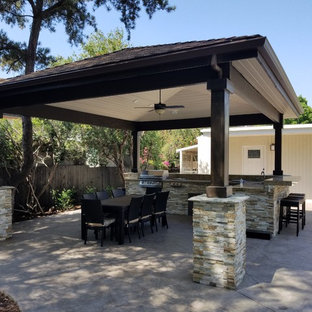 Ispirazione per un patio o portico moderno di medie dimensioni e dietro casa con una pergola e cemento stampato