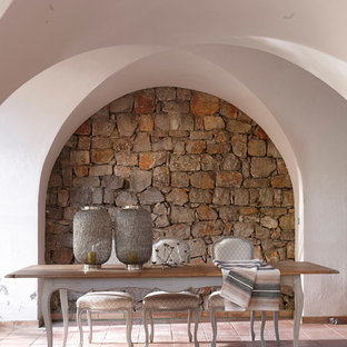 Example of a classic patio design in New York