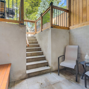 Ispirazione per un piccolo patio o portico chic dietro casa con piastrelle e un tetto a sbalzo
