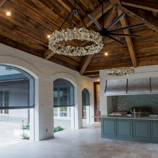 Idee per un ampio patio o portico costiero dietro casa con piastrelle e un gazebo o capanno