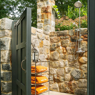 Immagine di un patio o portico chic dietro casa con nessuna copertura