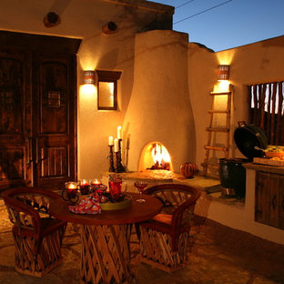 Ispirazione per un patio o portico stile americano nel cortile laterale con graniglia di granito e un gazebo o capanno