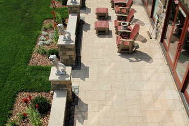 Modelo de patio clásico renovado de tamaño medio sin cubierta en patio trasero con suelo de baldosas