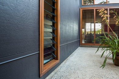 シドニーにある中くらいなコンテンポラリースタイルのおしゃれな中庭のテラス (コンクリート板舗装	) の写真