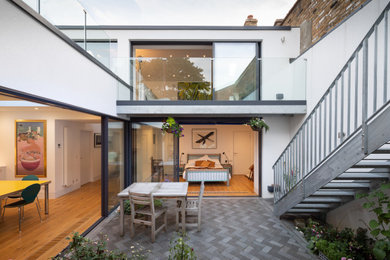 Inspiration for a contemporary courtyard patio in London.