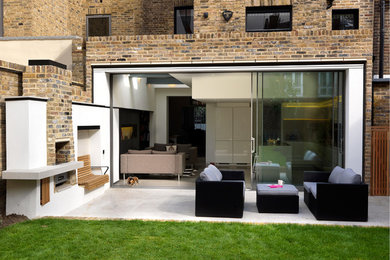 Photo of a contemporary patio in London.
