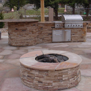 Foto di un patio o portico stile americano di medie dimensioni e dietro casa con pavimentazioni in pietra naturale e una pergola