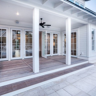 Immagine di un patio o portico industriale di medie dimensioni e dietro casa con pedane e un tetto a sbalzo
