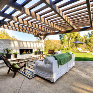 Ispirazione per un grande patio o portico classico dietro casa con graniglia di granito e una pergola