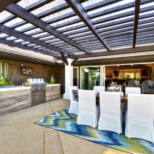 Esempio di un grande patio o portico chic dietro casa con graniglia di granito e una pergola
