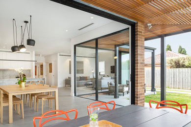Идея дизайна: беседка во дворе частного дома среднего размера на заднем дворе в современном стиле с покрытием из плитки