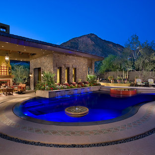 Esempio di un ampio patio o portico stile americano dietro casa con un focolare, pavimentazioni in cemento e nessuna copertura