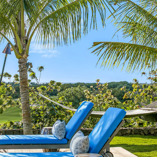 Immagine di un grande patio o portico stile marinaro dietro casa con un focolare, pedane e nessuna copertura