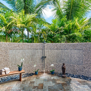 Foto di un patio o portico tropicale con pavimentazioni in cemento e nessuna copertura