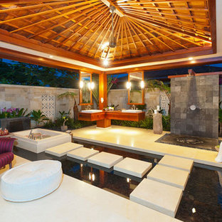 Ispirazione per un grande patio o portico tropicale dietro casa con un tetto a sbalzo