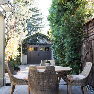Foto di un patio o portico boho chic di medie dimensioni e nel cortile laterale con piastrelle e una pergola