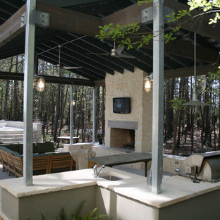 Idee per un grande patio o portico industriale nel cortile laterale con un focolare, pavimentazioni in pietra naturale e un gazebo o capanno