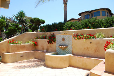 ロサンゼルスにある地中海スタイルのおしゃれなテラス・中庭 (噴水) の写真
