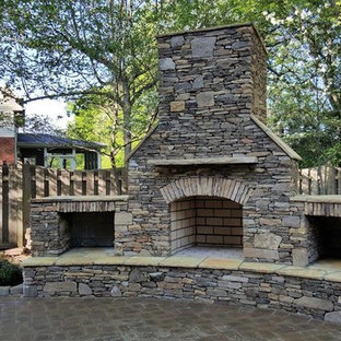 Esempio di un patio o portico american style di medie dimensioni e dietro casa con un focolare, pavimentazioni in pietra naturale e nessuna copertura