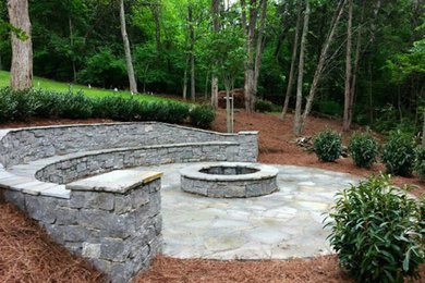 Foto de patio rústico de tamaño medio sin cubierta en patio trasero con adoquines de piedra natural y brasero
