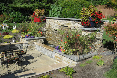 Großer, Unbedeckter Klassischer Patio hinter dem Haus mit Wasserspiel und Betonboden in Seattle