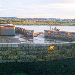 Immagine di un patio o portico contemporaneo di medie dimensioni e dietro casa con graniglia di granito e un tetto a sbalzo