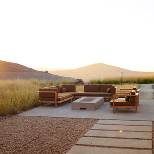Esempio di un ampio patio o portico design nel cortile laterale con ghiaia e nessuna copertura