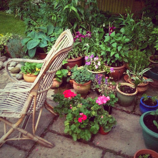 Foto di un grande patio o portico etnico dietro casa con fontane e pavimentazioni in cemento