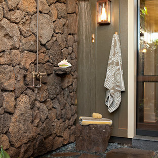 Immagine di un ampio patio o portico tropicale nel cortile laterale con pavimentazioni in pietra naturale e nessuna copertura