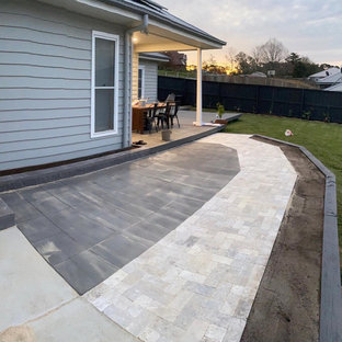 Ispirazione per un patio o portico scandinavo di medie dimensioni e dietro casa con pavimentazioni in mattoni