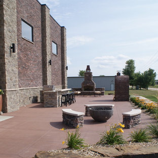 Foto di un ampio patio o portico industriale davanti casa con cemento stampato e nessuna copertura