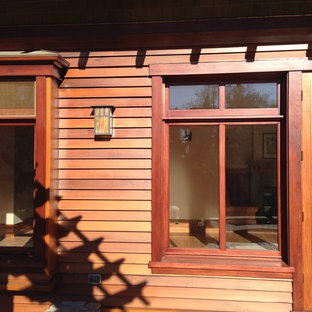 Ispirazione per un patio o portico american style di medie dimensioni e davanti casa con pavimentazioni in mattoni e nessuna copertura