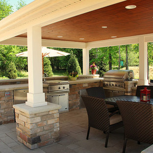Ispirazione per un grande patio o portico design dietro casa con pavimentazioni in cemento e un gazebo o capanno