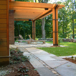 Foto de patio rural, de tamaño medio, en patio trasero, con pérgola y adoquines de hormigón