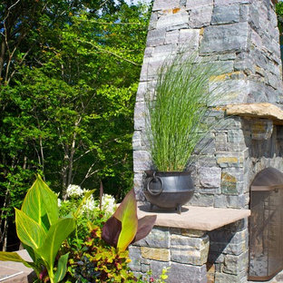 Esempio di un grande patio o portico boho chic dietro casa con un focolare, pavimentazioni in cemento e nessuna copertura