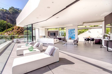 Идея дизайна: огромный двор на заднем дворе в современном стиле с покрытием из плитки без защиты от солнца