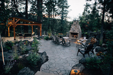 Diseño de patio de estilo americano grande en patio trasero con adoquines de piedra natural y cenador