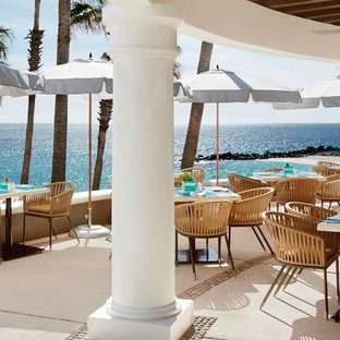 Immagine di un grande patio o portico moderno in cortile con graniglia di granito e una pergola