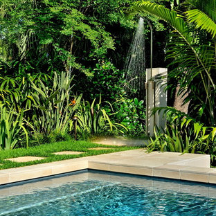 Immagine di un patio o portico tropicale dietro casa