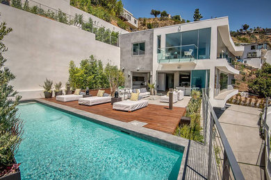 Expansive modern back patio in Los Angeles with a potted garden, decking and no cover.