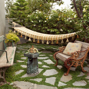 Esempio di un patio o portico boho chic di medie dimensioni e dietro casa con pavimentazioni in pietra naturale e nessuna copertura