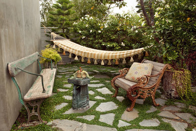 Imagen de patio bohemio de tamaño medio sin cubierta en patio trasero con adoquines de piedra natural