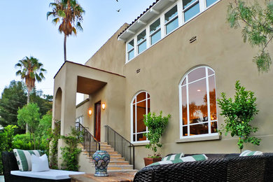 ロサンゼルスにあるお手頃価格の中くらいな地中海スタイルのおしゃれな前庭のテラス (天然石敷き) の写真