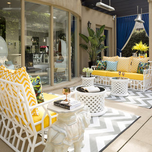 Esempio di un ampio patio o portico eclettico dietro casa con fontane, pavimentazioni in mattoni e un gazebo o capanno