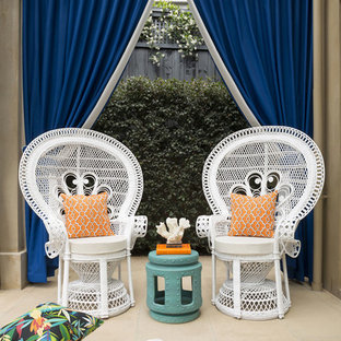 Esempio di un ampio patio o portico boho chic dietro casa con fontane, pavimentazioni in cemento e una pergola