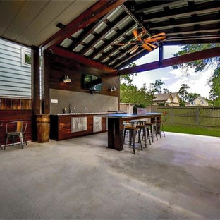 Idee per un grande patio o portico industriale dietro casa con lastre di cemento e un tetto a sbalzo