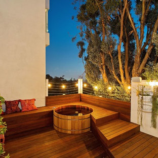 Ispirazione per un grande patio o portico moderno dietro casa con pedane e nessuna copertura