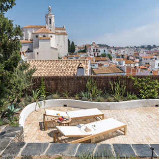 Diseño de patio mediterráneo, sin cubierta, en patio trasero, con adoquines de ladrillo